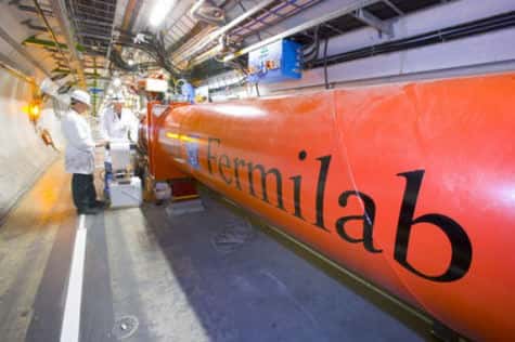 Installation des quadripôles du LHC fournis par le FERMILAB (Crédit : FERMILAB).
