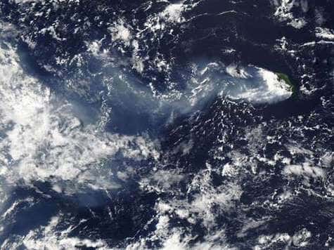 Eruption du Piton de la Fournaise (en haut à droite) le 5 avril 2007, vue par le satellite MODIS de la NASA. Crédits NASA.