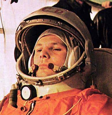 Youri Gagarine dans son vaisseau Vostok 1. Photo d'époque, source inconnue.