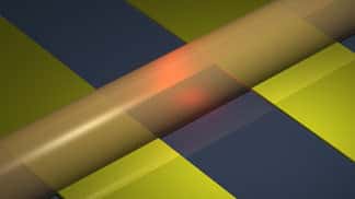 Soumise à un très faible voltage appliqué par de minuscules électrodes (les lignes jaunes), cette fibre devient une Led organique orange. La représentation est bien sûr schématique.<br />Crédit  : Craighead Research Group