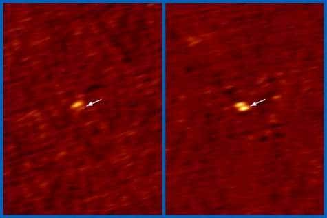 Images du système binaire de naines brunes 2MASSW J0746425+2000321 prise par le VLA dans la longueur d'onde radio de 4,88 GHz. La flèche indique la position de la naine brune, à gauche entre deux impulsions, à droite en cours d'émission. Crédit Hallinan et al., NRAO/AUI/NSF.