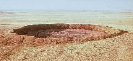 Le cratère de Wolf Creek se trouve dans l'ouest de l'Australie par 19° 10' Sud et 127° 46' Est. Son diamètre est de 800 m pour une hauteur entre la crête et le fond d'environ 60 m. Des fragments de la météorite l'ayant provoqué il y a 20.000 ans ont été retrouvés à l'intérieur du cratè