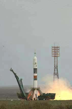 <br />Décollage du lanceur russe Zémiorka-Soyouz depuis la base de Baïkonour, le 21 octobre 2001.<br />A bord du vaisseau Soyouz TM-32, les trois spationautes de la mission Andromède dont Claudie Haigneré<br />&copy; ESA/CNES/S.CORVAJA, 2001