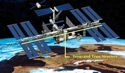 <em>La poutre P1 sera la charge utile principale de STS-113 transportée à bord d'Endeavour. Il s'agit aussi du quatrième élément, sur neuf, qui constitueront, une fois assemblés entre eux, l'Integrated Truss Structure, la pièce maîtresse de la Station spatiale internationale</em>