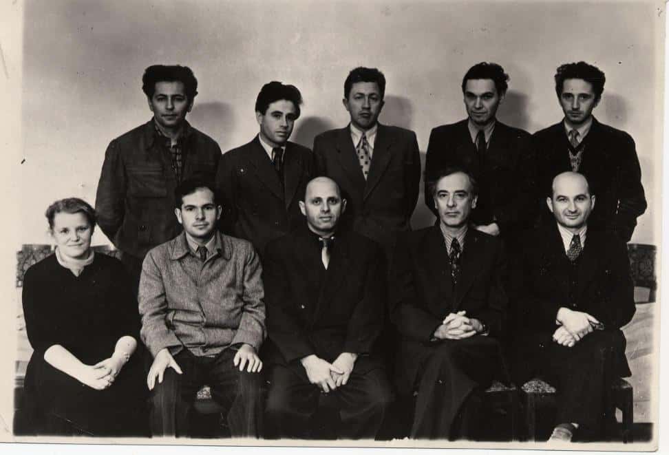 Quelques physiciens célèbres de l'école russe. En haut et de gauche à droite : Gershtein, Pitaevskil, Arkhipov, Dzyaloshinskil. En bas et de gauche à droite : Prozorova, Aleksei Abrikosov, Khalatnikov, Lev Davidovich Landau, Evgenii Mikhailovich Lifchitz.  © DP