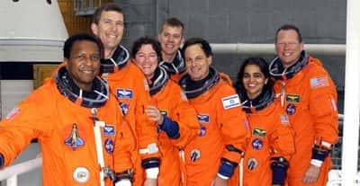 Les 7 membres d'équipage posant devant la navette Columbia.<br />De gauche à droite : Michael Anderson (USA), Rick Husband (USA), Laurel Clark (USA), William McCool (USA), Ilan Ramon (Israël), Kalpana Chawla (USA), David Brown (USA).
