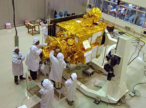 Chandrayaan-1 en cours d'intégration. Les objectifs scientifiques de cette mission lancée en octobre 2008 étaient notamment de cartographier la surface lunaire et d'analyser sa composition minéralogique. Le contact avec la sonde a été perdu le 29 août 2009. © ISRO