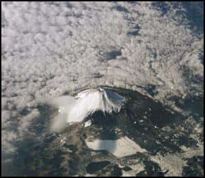 <em>Photo du Mt. Fuji (île de Honshu, Japon) prise par la caméra numérique embarquée<br />crédit : NASA</em>