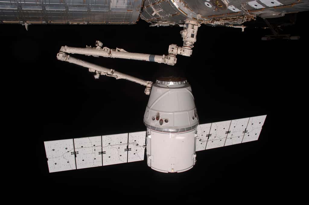 Amarrage de la capsule Dragon à l'ISS à l'aide du bras robotique Canadarm 2. SpaceX est la première société privée à fournir une capsule à destination de l’ISS. © Nasa
