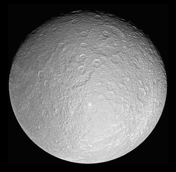 La surface cratérisée de Rhéa vue par la sonde Cassini. Crédit Nasa
