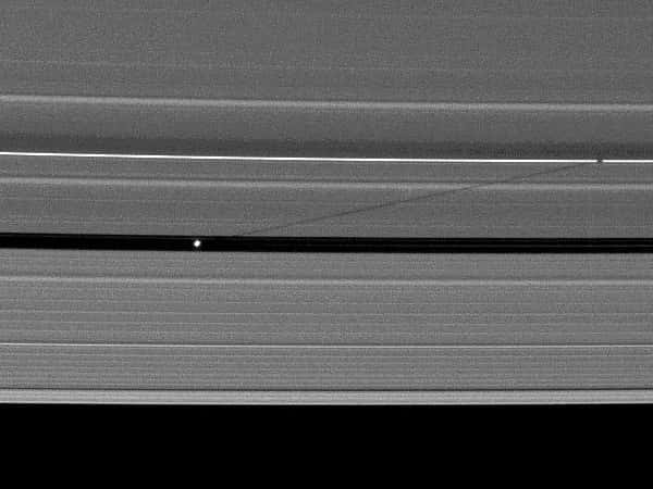 Le petit satellite Pan (18 kilomètres) a été photographié par la sonde Cassini en août 2009. Il projette son ombre sur l'anneau A, le plus éloigné des anneaux principaux. Crédit Nasa