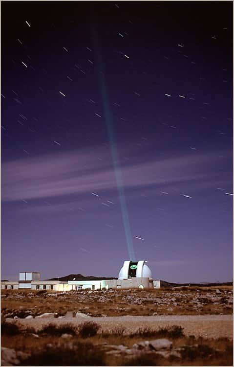 Exemple de tir laser en direction de la Lune depuis l'Observatoire du Cerga. © G. Therin
