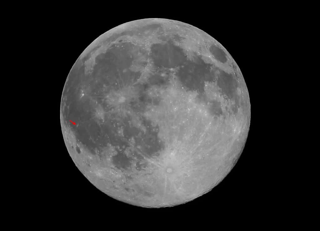 Une simple lunette permet de repérer la zone claire de <em>Reiner Gamma</em> sur le bord lunaire, dans l'Océan des Tempêtes (voir la flèche rouge). Crédit J.-B. Feldmann