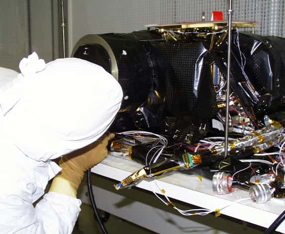 La caméra Osiris/NAC en cours d'assemblage au Laboratoire d'Astrophysique de Marseille avant le lancement de la sonde <em>Rosetta</em>. C'est cette caméra qui prendra les images à haute résolution de l'astéroïde Lutetia lors de son survol le 10 juillet. Crédits LAM (A. Origné)