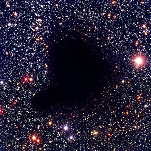Le globule Bok Barnard 68 est un exemple de nuage moléculaire où, de nos jours, peuvent naître les étoiles. Situé à une distance de seulement 410 années-lumière, il mesure environ de 12.500 UA (soit deux millions de millions de kilomètres). Sa température est de seulement 16 kelvins (-257°C) et la pression régnant à sa frontière de 0,0025 nanoPa, soit environ 10 fois plus que dans le milieu interstellaire, mais 40.000 millions de millions de fois moins que la pression atmosphérique à la surface de la Terre. La masse totale du nuage est environ deux fois celle du Soleil. Les premières étoiles, cependant, ne pouvaient naître dans ce genre de nuage moléculaire, riche en poussières et en monoxyde de carbone. Crédit : Eso
