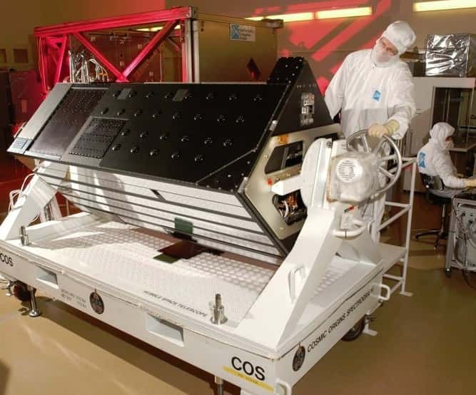 Avec l'instrument Cos (Cosmic Origins Spectrograph) installé au printemps 2009 sur le télescope spatial Hubble, les astronomes peuvent désormais étudier avec une grande précision la nature et les mouvements des éléments chimiques au cœur des exoplanètes gazeuses. Crédit Nasa