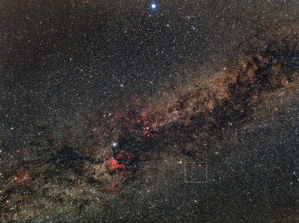 On distingue de nombreuses nébulosités sur cette image de la constellation du Cygne. Les dentelles de SNR G074.0-08.6 sont encadrées. Crédit <a href="http://patrick.bornet1.free.fr/constellations.htm" target="_blank">Patrick Bornet</a>