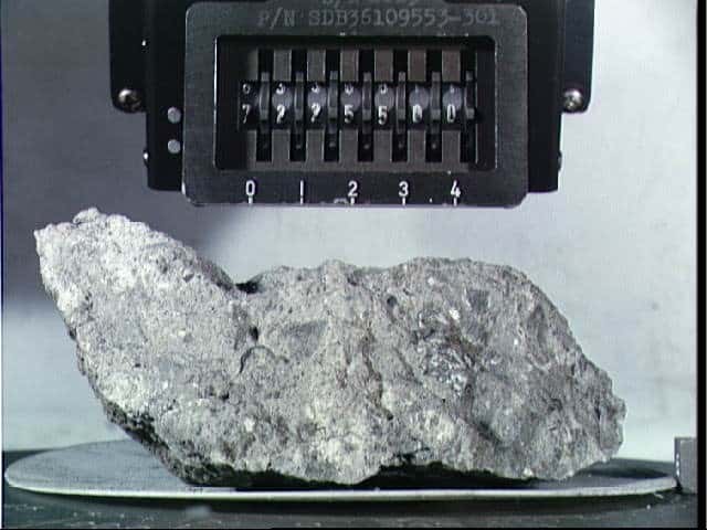 La roche lunaire 72255 pèse 461 grammes et mesure une dizaine de centimètres de long. C'est une brèche d'impact qui, 40 ans après son retour sur Terre, fait encore parler d'elle. Crédit Nasa
