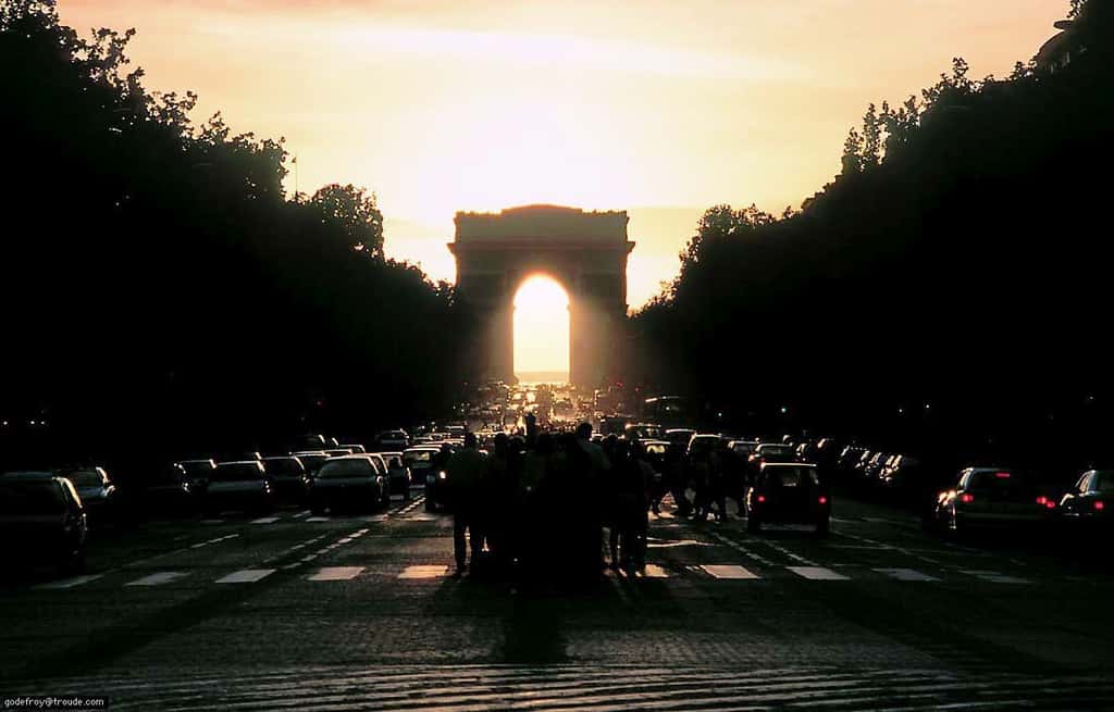 En 1997 les photographes étaient déjà nombreux à guetter le Soleil sous l'Arc de Triomphe. Crédit G. Troude