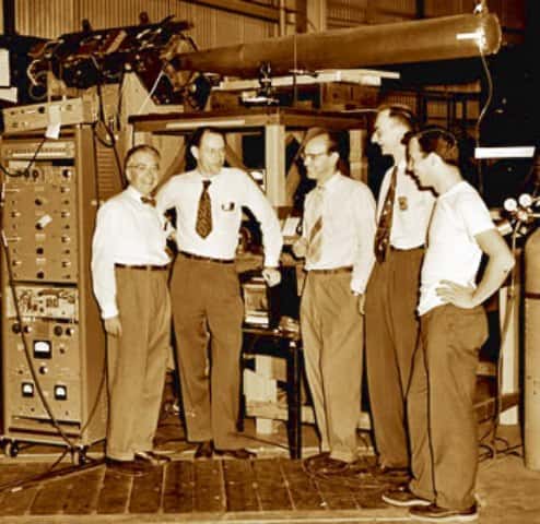De gauche à droite, Emilio Segrè, Clyde Wiegand, Edward Lofgren, Owen Chamberlain, et Thomas Ypsilantis, les membres de l'équipe qui a découvert l'antiproton. Crédit : <em>Lawrence Berkeley National Laboratory</em>.