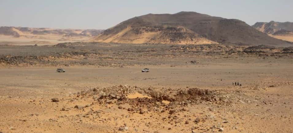 Dans un coin du désert égyptien, le cratère Kamil, au centre de l'image, présente des rayons plus clairs tout autour. Ce sont les restes de la projection des matériaux au moment de l'impact. Crédit L. Folco