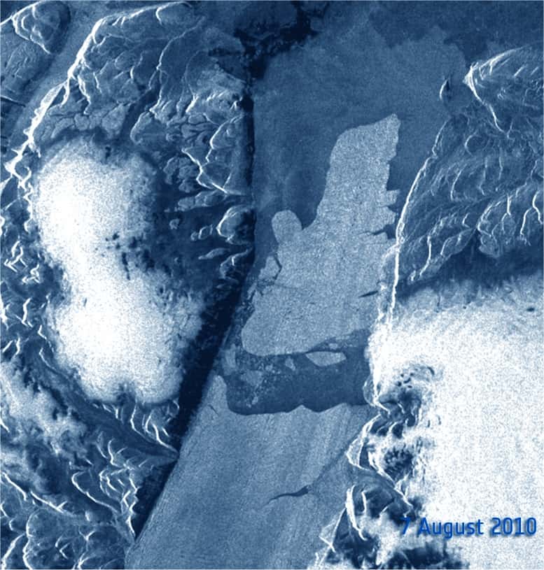 Le 7 août 2010, le même instrument d'Envisat met bien en évidence la rupture de l'extrémité nord du glacier Petermann. Ce grand bloc, baptisé <em>Petermann Ice Island</em>, est désormais à la dérive. Une animation avec trois images est visible dans le <a href="http://www.esa.int/esaEO/SEMYXY4OJCG_index_0.html" title="Greenland glacier gives birth to giant iceberg" target="_blank">communiqué de l'Esa</a>. © Esa