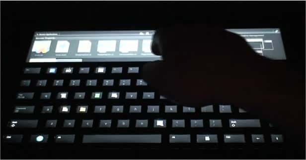 Sur le prototype montré par Microsoft, un écran aussi large que le clavier, tactile et multi-touche, affiche de larges icônes. On peut les faire défiler avec le doigt. Sur les touches, munies chacune d'un afficheur LCD, apparaissent éventuellement des options possibles. (Extrait de la vidéo diffusée sur YouTube.)