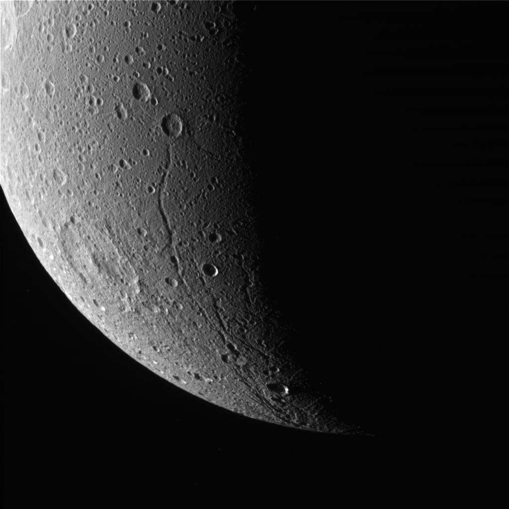 La face &quot;arrière&quot; du satellite Dioné présente des failles, preuve d'une activité tectonique révolue. Crédit Nasa/SSI 