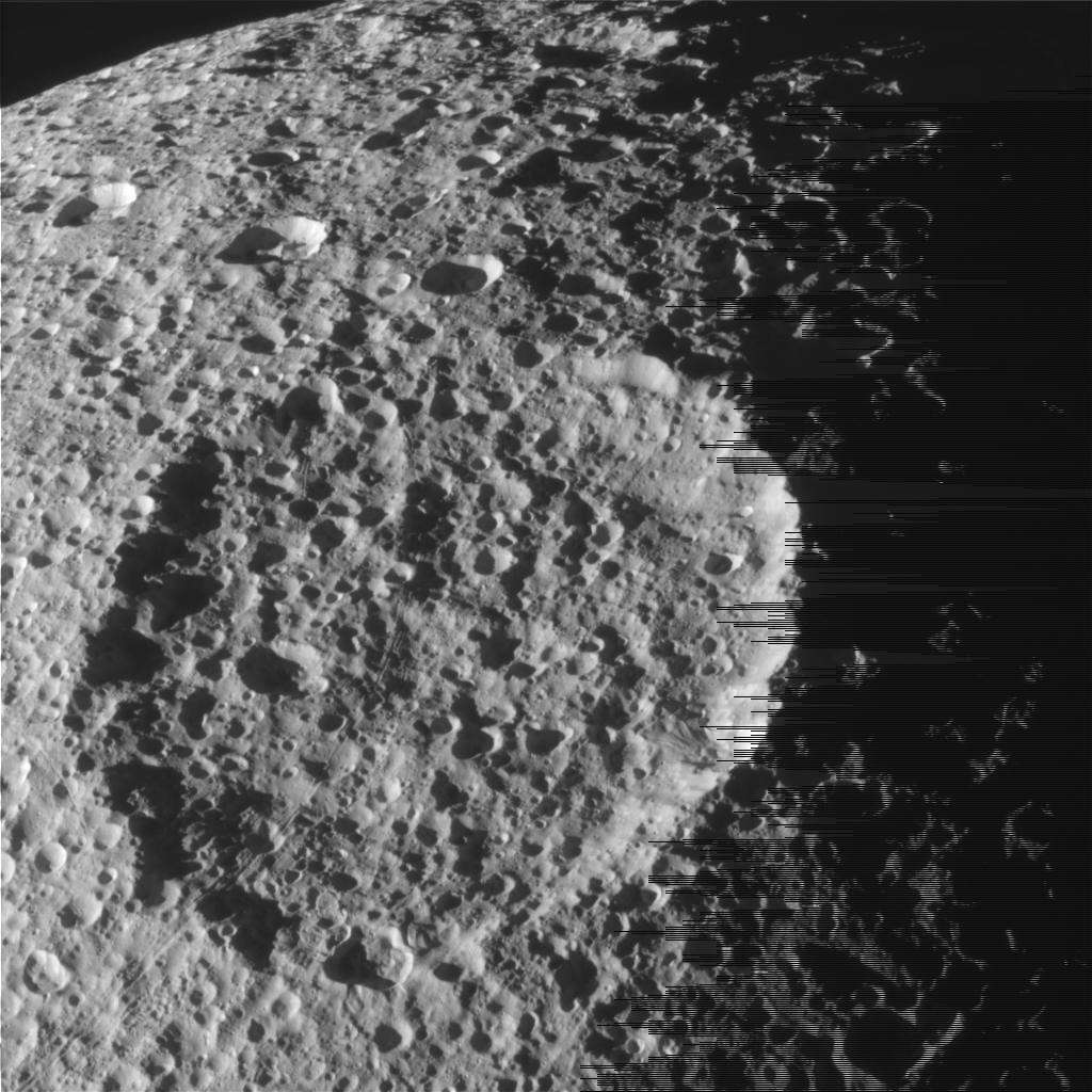 La surface cratérisée du satellite Téthys. Crédit Nasa/SSI