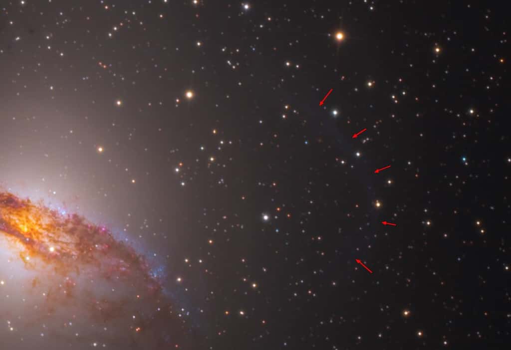 Sur ce gros plan de NGC 5128, un arc bleuté trahit la collision passée entre deux galaxies à l'origine de Centaurus A. Crédit K. Crawford