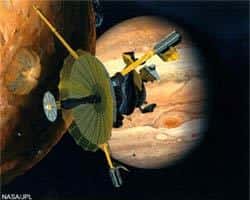 Image d'artiste de la sonde Galileo survolant la lune jovienne Io.