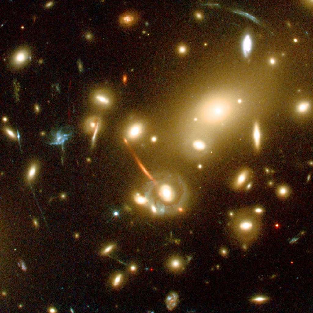 Le télescope spatial Hubble a révélé de multiples arcs lumineux dans Abell 2218. Ils traduisent l'effet gravitationnel produit par un amas de galaxies qui déforme la lumière émise par des galaxies très lointaines situées derrière. Crédit Nasa/<em>Hubble Telescope</em>/Caltech
