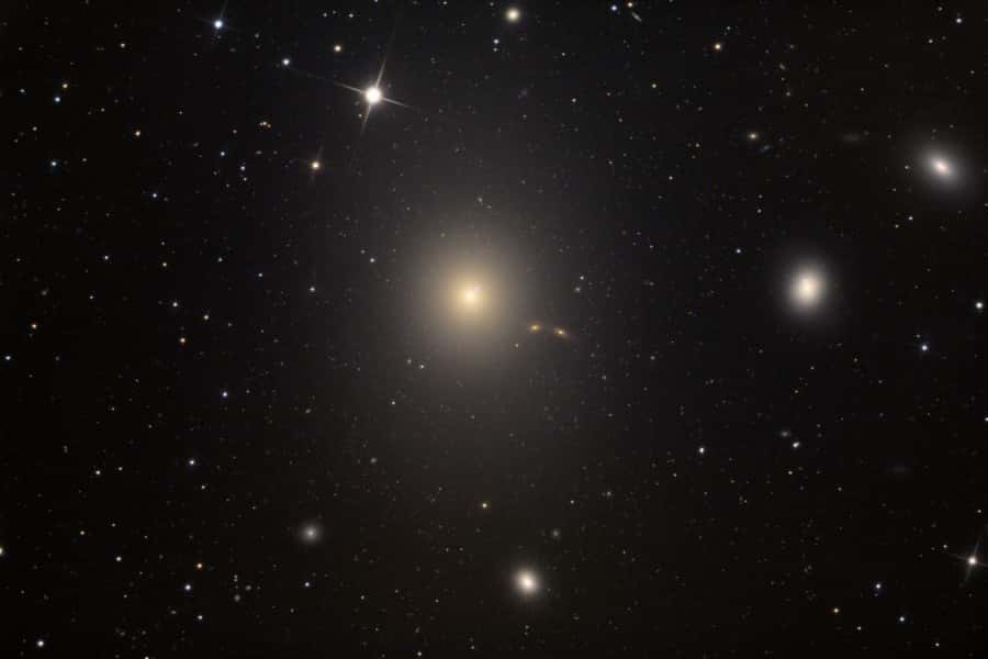 M 87est une imposante galaxie dans l'amas de la Vierge. Crédit A. Block, Mt. Lemmon SkyCenter, U. Arizona 