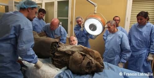 Khroma, sur la table d'autopsie, est observé par l'équipe de paléontologues. © Francis Latreille