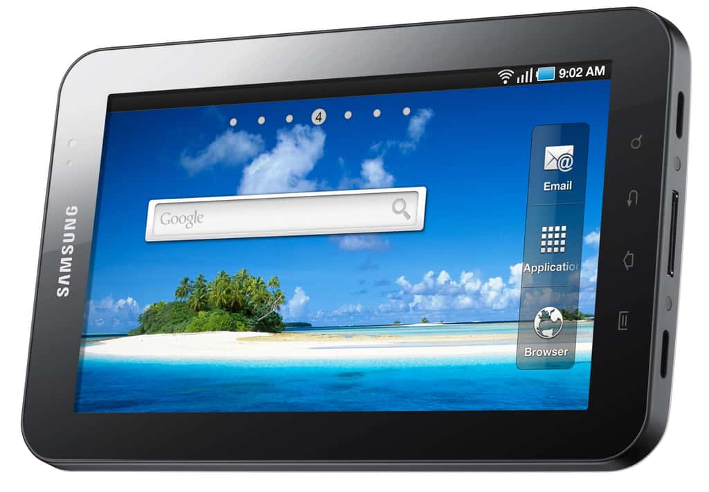 L'écran de 7 pouces affiche une définition de 1.024 x 600 pixels. On remarque les connecteurs nombreux sur le flanc droit. © Samsung