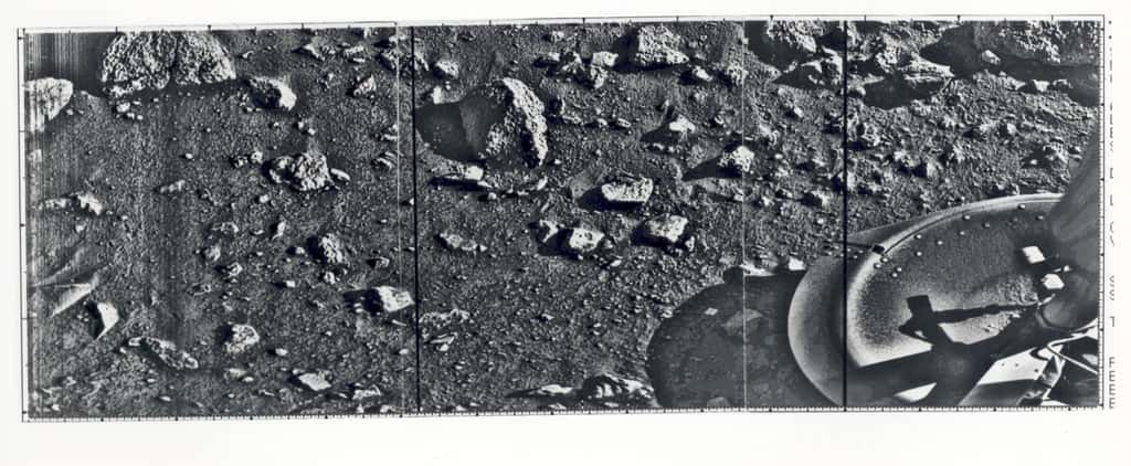 La toute première image du sol martien photographié sur place, prise le 20 juillet 1976 par la caméra de la sonde <em>Viking 1</em>, qui venait juste d'atterrir. Après calibrage, des images en couleurs ont été réalisées dans les jours suivants. © JPL/Nasa