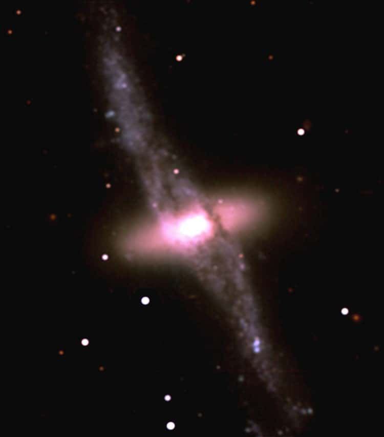 NGC 4650A est un exemple de galaxie à anneau polaire. Son aspect est beaucoup moins spectaculaire que l'objet de Hoag. Crédit Eso