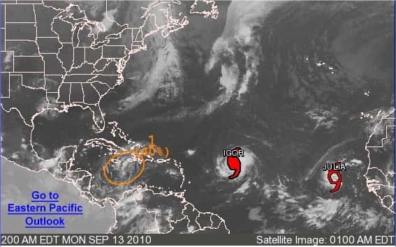 Igor, un ouragan, progresse à environ 20 km/h selon une route actuellement ouest nord-ouest. Il s'apprête à longer l'arc de l'archipel des Antilles puis les Bermudes. Entre-temps, il se sera renforcé. Derrière lui, Julia se prépare pour sa traversée de l'Atlantique. © <em><a href="http://www.nhc.noaa.gov/" target="_blank">National Hurricane Center</a></em>