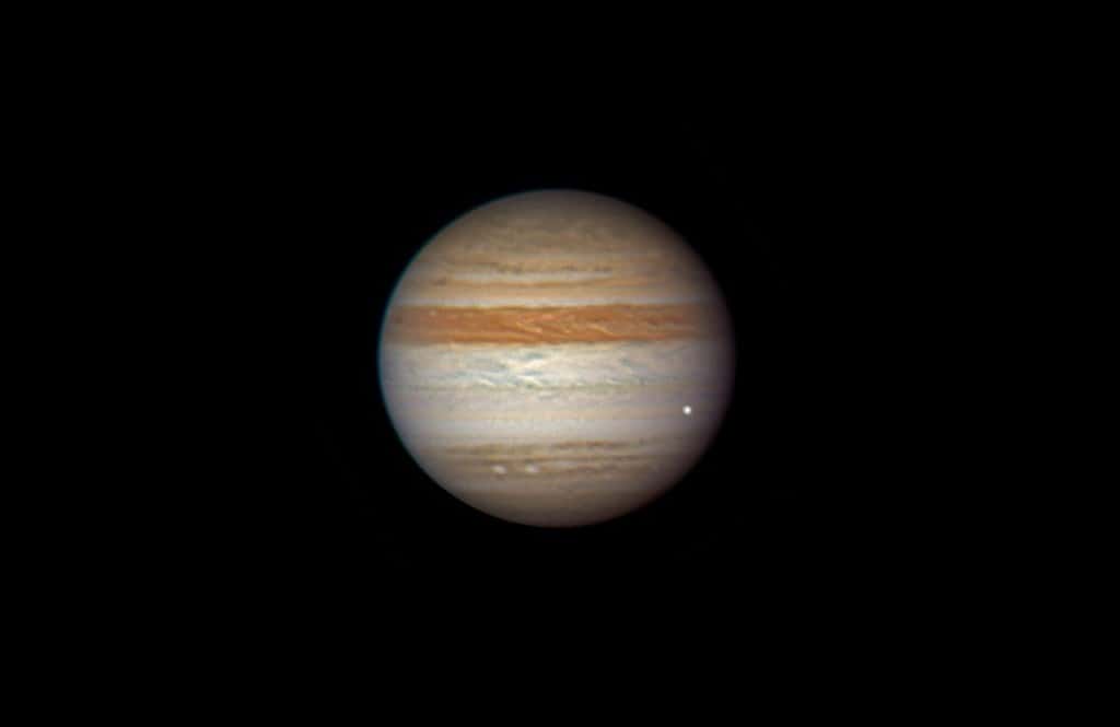3 juin 2010 : un flash lumineux enregistré dans l'atmosphère de Jupiter révèle la désintégration d'un petit corps céleste. On peut remarquer qu'il manque la bande équatoriale sud (située sous le point lumineux), masquée depuis plusieurs semaines par des nuages blancs. Crédit A. Wesley