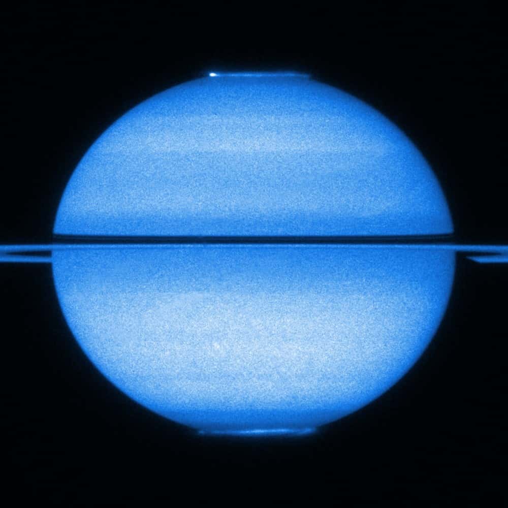 Cette double aurore polaire a été observée sur Saturne en 2009 par le télescope spatial <em>Hubble</em>. Crédit Nasa/Esa