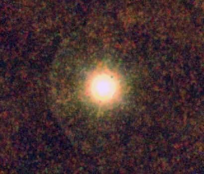Image de l'étoile carbonée CW du Lion obtenue par le télescope <em>Herschel</em>. La rencontre entre le vent stellaire produit par l'étoile et le milieu interstellaire se traduit par une onde de choc en arc de cercle visible à gauche de l'étoile. Crédit Esa/Pacs/Spire/<em>Mess consortiums</em>