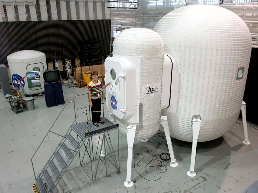 Karen Whitley, responsable du projet<em> Structures gonflables</em> de la Nasa, teste en 2007 un prototype de ce type, réalisé par la société ILC Dover, qui pourrait être utilisé sur la Lune ou Mars. © Nasa / Jeff Caplan