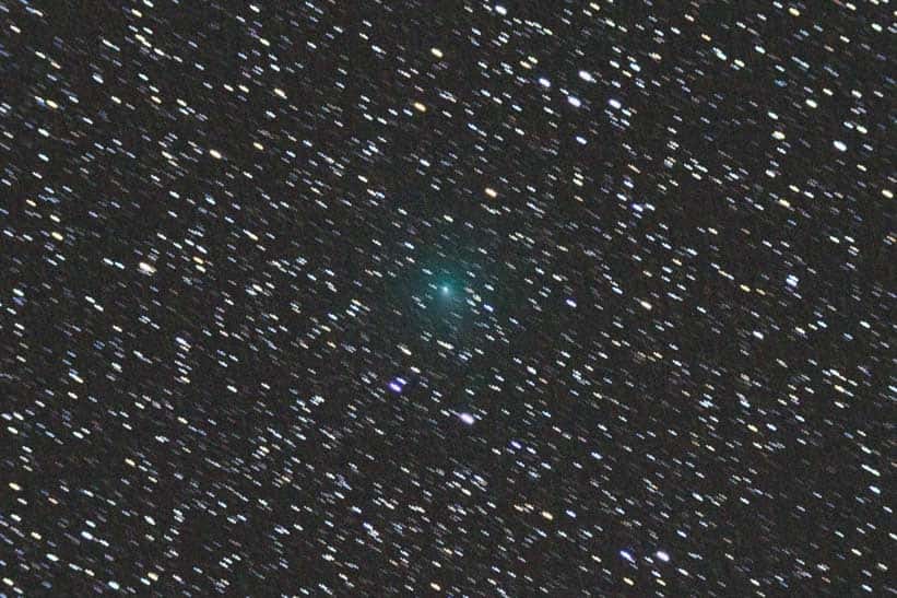 Cette image de la comète 103P/Hartley 2 a été réalisée le 29 septembre 2010 avec un appareil photo numérique placé derrière une lunette de 80 millimètres de diamètre. © Gary Kronk