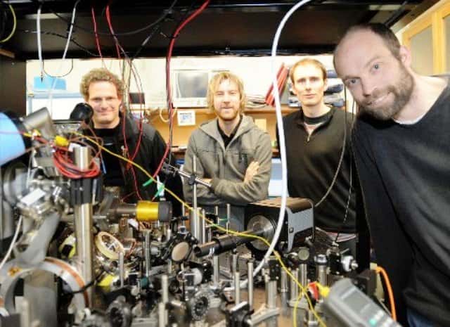 De gauche à droite Tzahi Grünzweig, Matt McGovern, Andrew Hilliard et le chef de l'équipe, Mikkel Andersen, devant l'équipement laser qu'ils utilisent pour piéger des atomes neutres. © Stephen Jaquiery