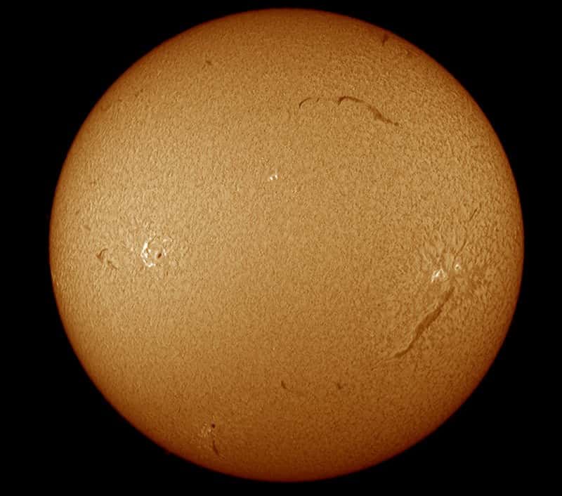 Image réalisée le 17 octobre, montrant plusieurs filaments sur le Soleil, dont le plus grand (en bas à droite du disque) est centré sur la tache (brillante) numéro 1112. © Mark Townley
