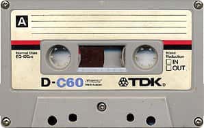 Une cassette C60 de TDK. Celle-ci est de bonne qualité : les deux moitiés du boîtier sont maintenues par cinq vis. On peut donc l'ouvrir pour démêler la bande... © Commons