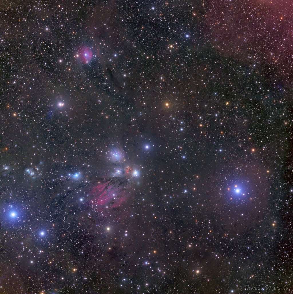 Observée dans le visible, la constellation de la Licorne ne montre qu'une partie de ses trésors enfouis dans un immense nuage de gaz et de poussières. © <a href="http://tvdavisastropics.com/" target="_blank">Thomas V. Davis</a>