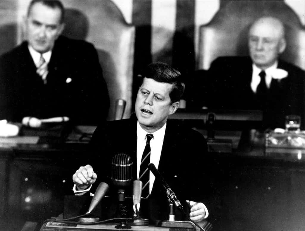 25 mai 1961 : le président Kennedy annonce devant le Congrès qu'un américain devra poser le pied sur la Lune avant la fin de la décennie. © Nasa