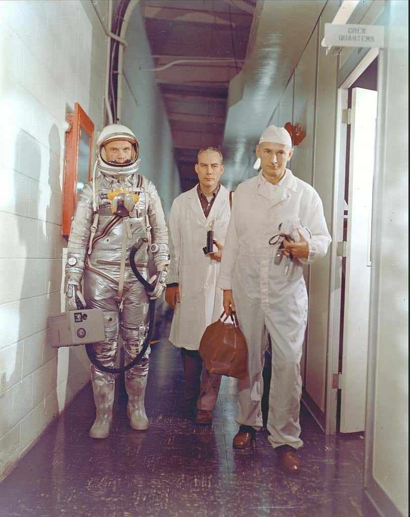 Février 1962 : John Glenn se prépare à entamer son vol à bord de la capsule Mercury. © Nasa