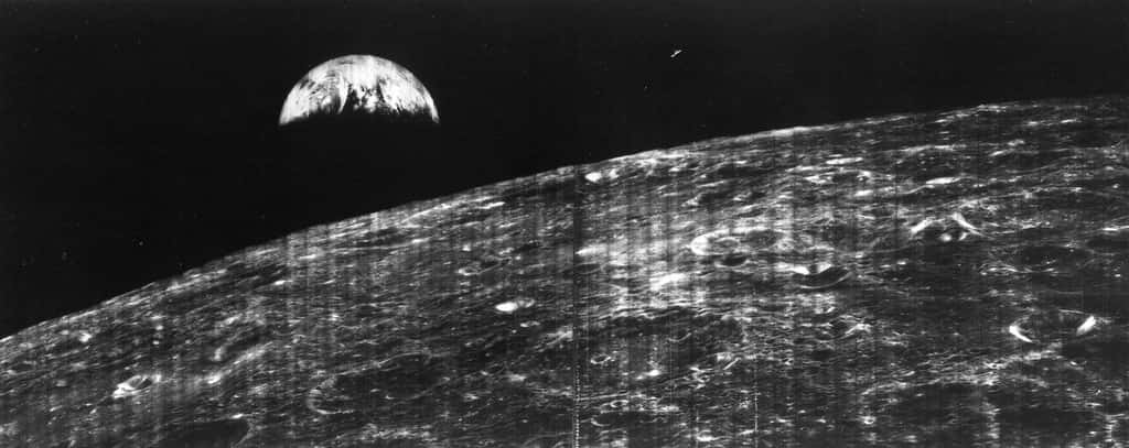 23 août 1966 : pour la première fois, le croissant de Terre est vu de l'orbite lunaire par la caméra d'une sonde Lunar Orbiter. © Nasa